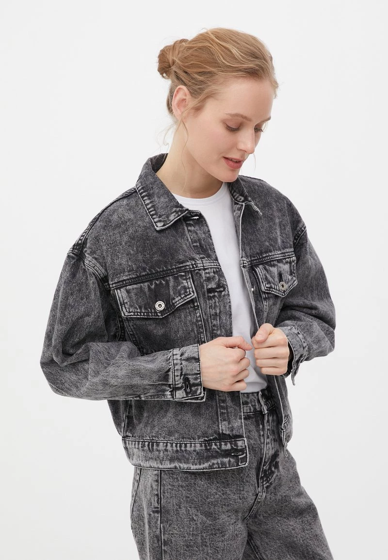 Finn Flare Jeansjacke - Dark Gray Denim | Damen 5 Finn Flare Jeansjacke - Dark Gray Denim | Damen – Bild 4