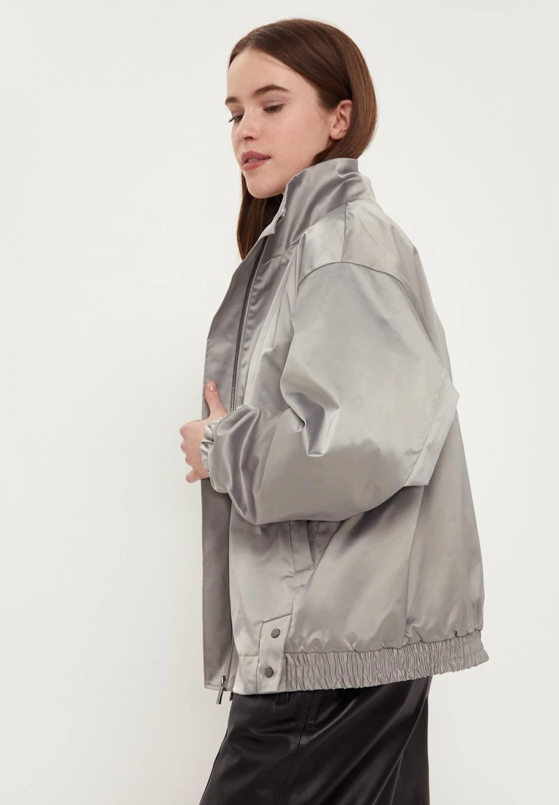 Finn Flare Regenjacke / Wasserabweisende Jacke - Light Grey | Damen 6 Finn Flare Regenjacke / Wasserabweisende Jacke - Light Grey | Damen – Bild 4