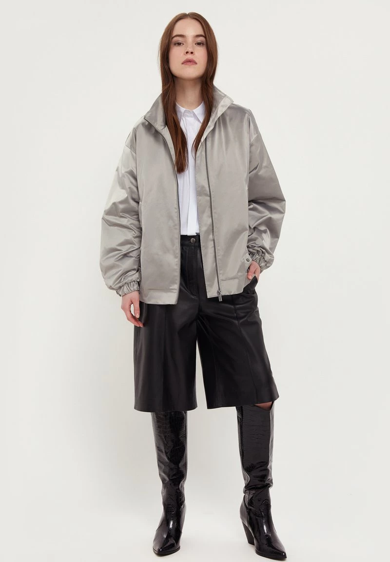 Finn Flare Regenjacke / Wasserabweisende Jacke - Light Grey | Damen 4 Finn Flare Regenjacke / Wasserabweisende Jacke - Light Grey | Damen – Bild 2